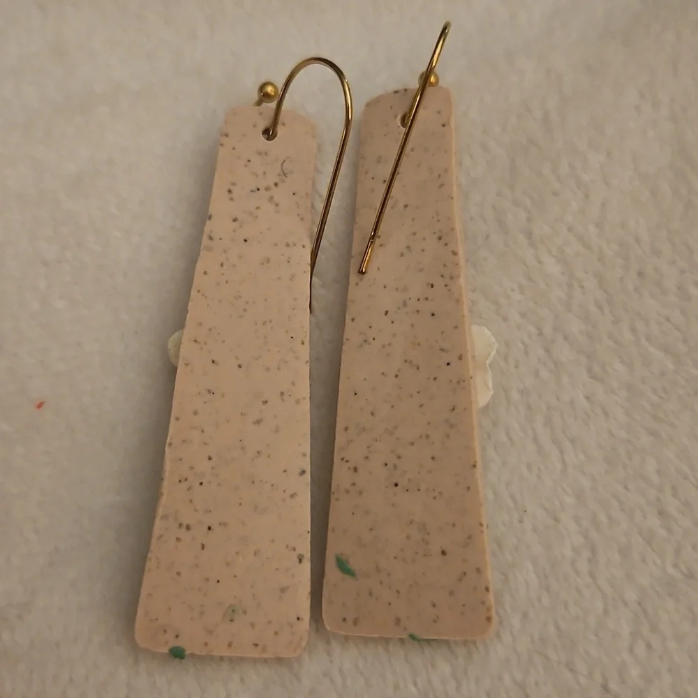Vintage 1970s Floral Daisy Beige Linear Earrings